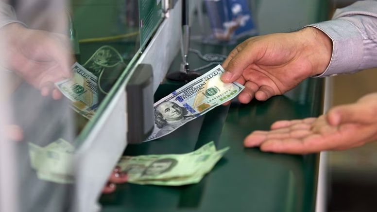 Superpeso regresa con todo: Moneda mexicana se fortalece este viernes con 16.98 unidades por dólar 