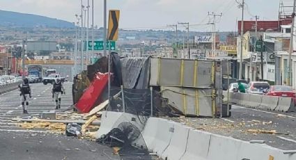 Vuelca tractocamión cargado de abarrotes en la carretera Querétaro-Apaseo el Alto