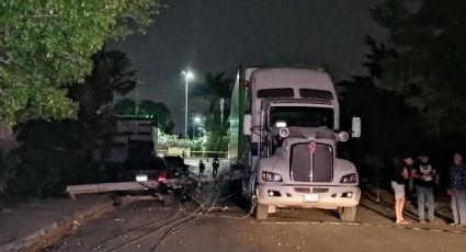 Accidente en Yucatán: Tráiler se enreda entre cables y deja sin luz a vecinos en Mérida