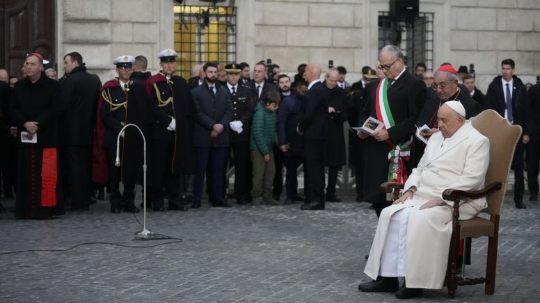 Aparece Papa Francisco en público tras dos semanas de padecer bronquitis