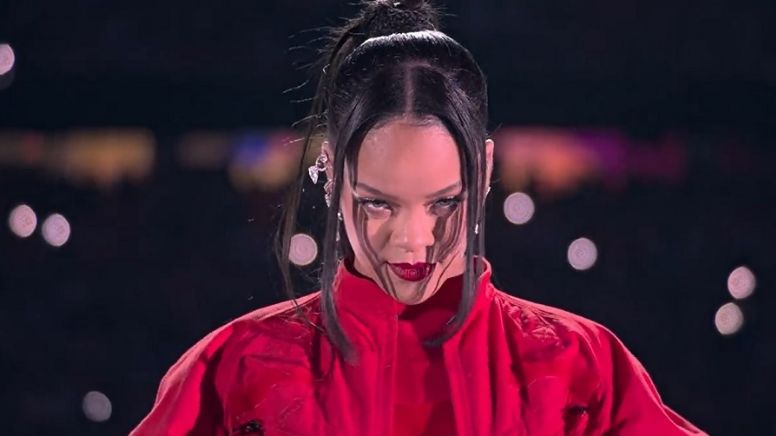 ¿Rihanna embarazada? Su 'pancita' roba la atención en el show del medio tiempo del Súper Bowl 2023