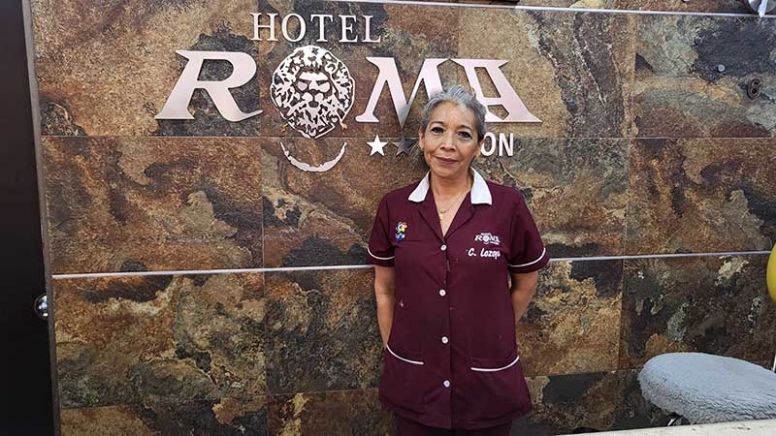 Cecilia Lozoya, camarista del Hotel Roma de León, encuentra sobre con dinero y lo devuelve a su dueño