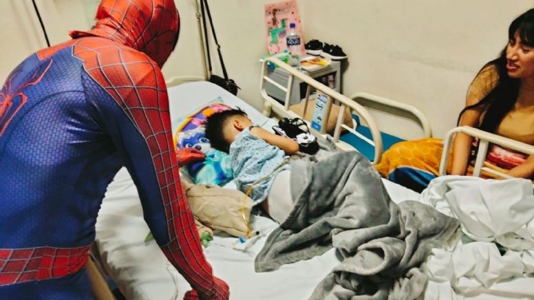 FOTOS: Visita ‘El Hombre Araña’ a niños con cáncer en el Hospital General de Celaya