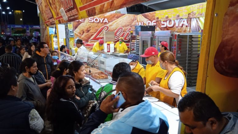 Más de 600 personas hacen fila para degustar el ‘Pan de Soya Lulú’ en la Feria de León