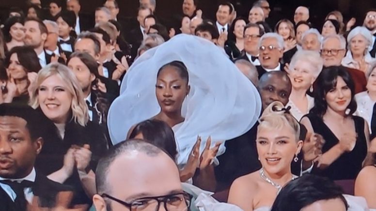 Tems: La mujer del ‘vestido de nube’ que tapó a todos en los Óscar 2023 ¿quién es?