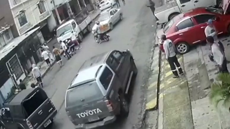 Violencia en Colombia: Muere presunto ladrón tras ser atropellado por dos vehículos