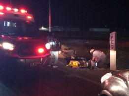 Moto derrapa y muere mujer y 2 personas más quedan heridas sobre carretera