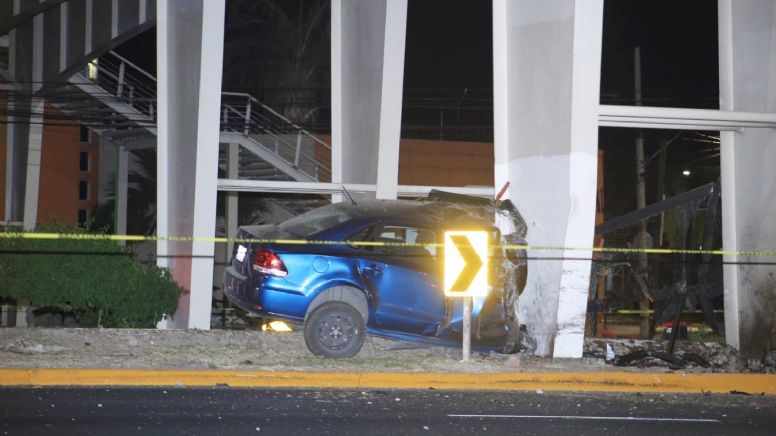 Muere conductor al chocar contra puente en bulevar Morelos, en León