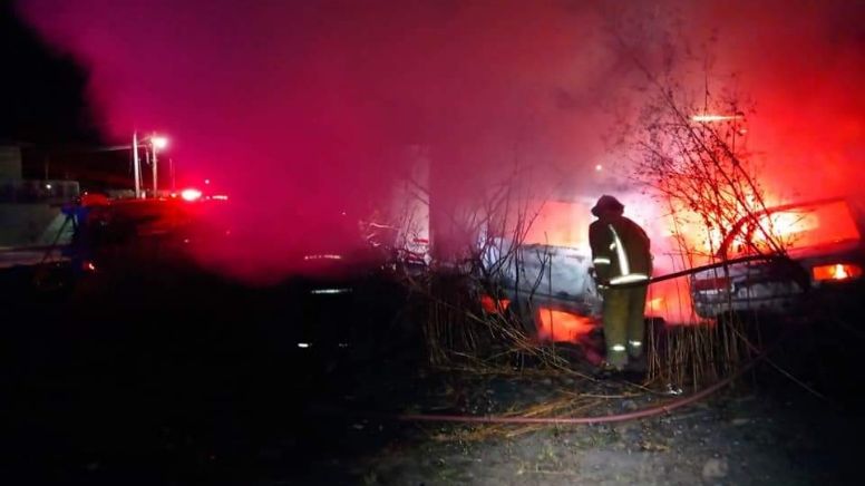 Arrasa fuego con autos y bodega en Uriangato; bomberos piden ayuda a Moroleón y Yuriria