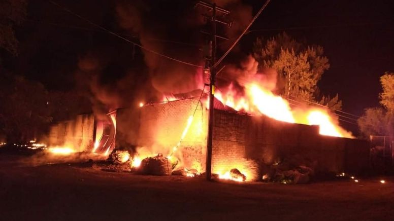 Arrasa fuego con autos y bodega en Uriangato; bomberos piden ayuda a Moroleón y Yuriria