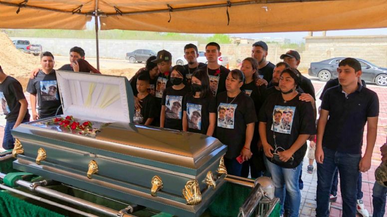 Masacre de 5 jóvenes en Nuevo Laredo: Entregan a 'medias' pertenencias de asesinados por el Ejército
