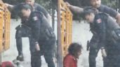 Policías de Guadalajara son sorprendidos pateando a indigente en la cabeza
