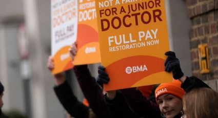 Huelga en Inglaterra: médicos abandonan puestos y paralizan calles ante protestas