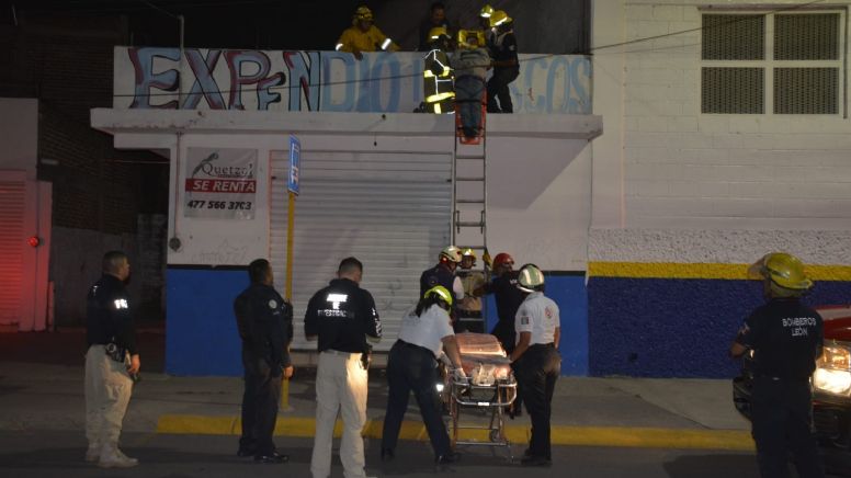 Quedan 2 heridos graves al electrocutarse mientras pintaban fachada en León