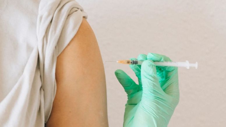 Vacuna contra el cáncer es celebrada por expertos; infectólogo Alejandro Macías opina al respecto