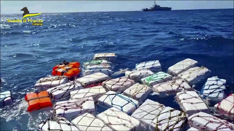 Recupera policía de Italia 2 toneladas de cocaína en el mar
