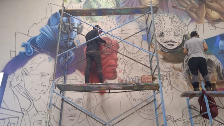 Homenajean a Guillermo del Toro en León con mural en el mercado Metropolitano