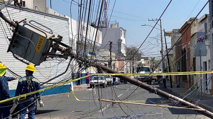 Camión se ‘atora’ en cables, deja sin electricidad e internet a habitantes del Centro