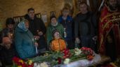 Entierran a niños que murieron en ataque ruso; Vaticano dispuesto a ayudar; activa Ucrania alerta aérea