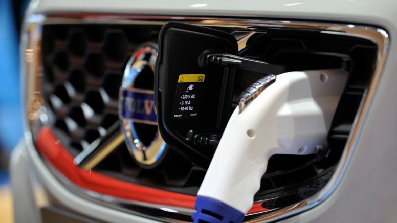 Suiza planea aplicar impuesto a la importación de autos eléctricos