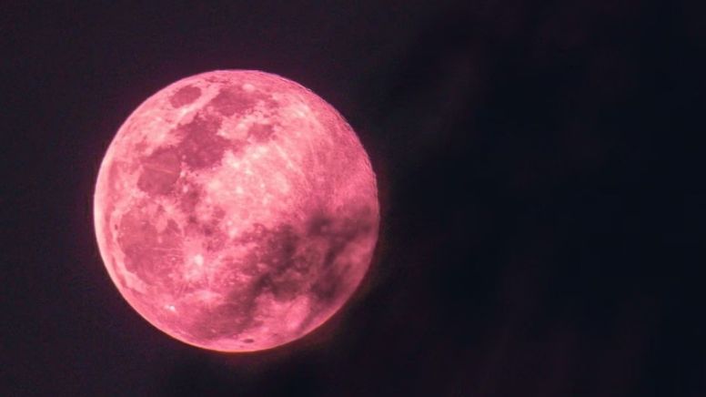 Hoy se verá la Luna Rosa de abril 2023