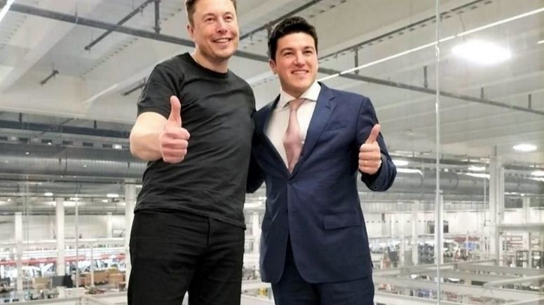 Samuel García reta a Elon Musk a convertir patrullas de NL en Cybertruck de Tesla