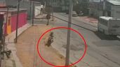 Capta cámara cuando motociclista intenta esquivar tope y se impactan contra poste en Jardines de Celaya