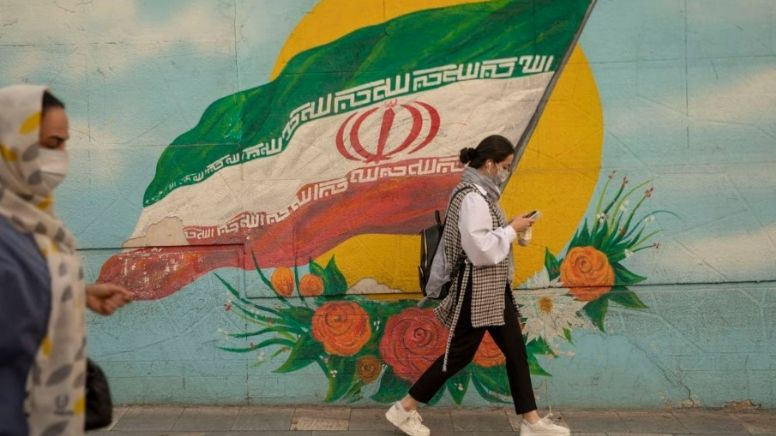 Irán convierte el humor como un arma de resistencia ante restricciones en vestimenta