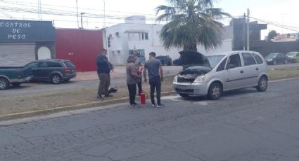 Impiden automovilistas incendio de camioneta en bulevar Everardo Márquez
