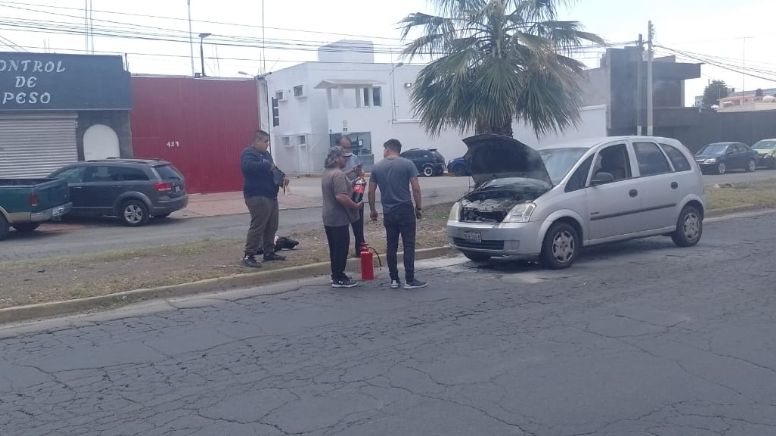 Impiden automovilistas incendio de camioneta en bulevar Everardo Márquez