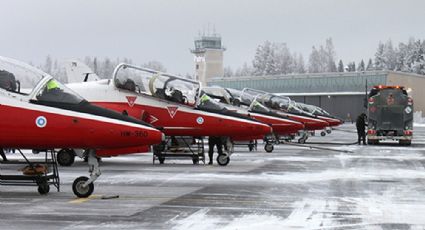 Se estrella avión de la fuerza aérea finlandesa; pilotos logran eyectarse