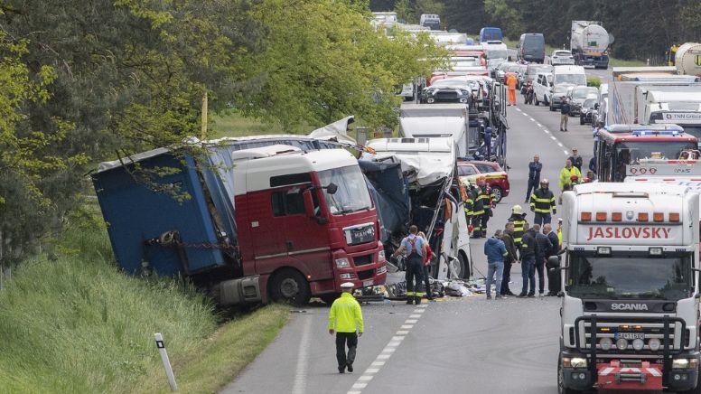 Accidente en Eslovaquia: un muerto y 59 heridos al chocar autobús con camión