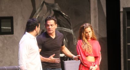 Fan acosa con dólares a Cristian de la Fuente durante obra de teatro en Irapuato