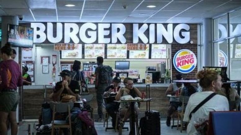 Se resbala hombre en baños de Burger King y ahora tendrán que pagarle 8 mdd