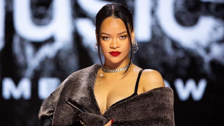 VIDEO Rihanna impacta con anillo en el pie que cuesta ¡un millón de dólares!