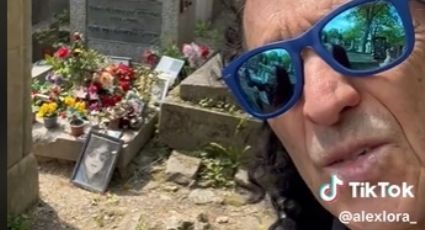 Alex Lora le rinde homenaje a Jim Morrison a los pies de su tumba en Francia