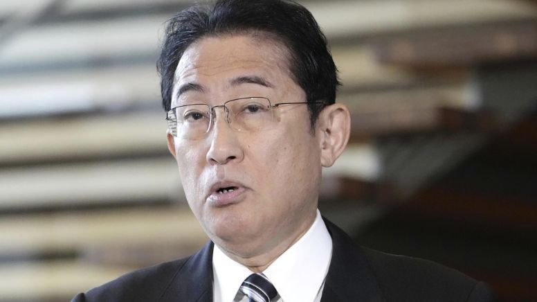 Japón: Primer ministro destituye a su hijo de su cargo por hacer polémica fiesta