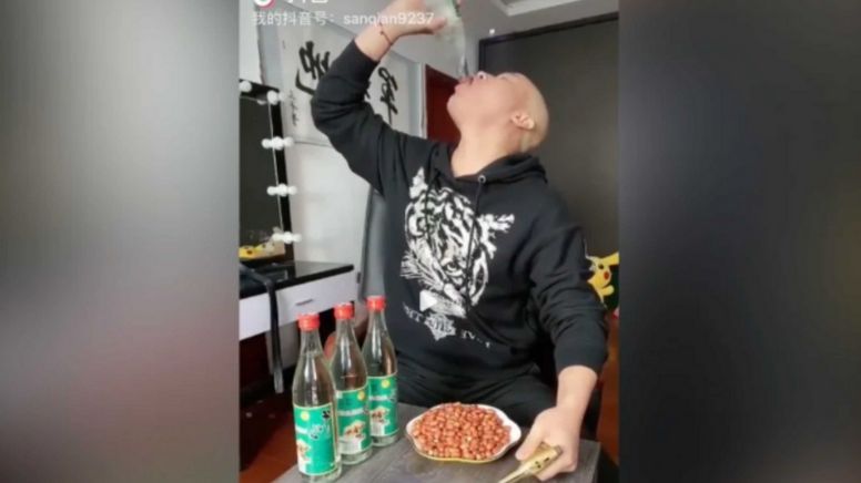 Reto de Tiktok, muere influencer tras beber sin parar tres botellas de licor chino