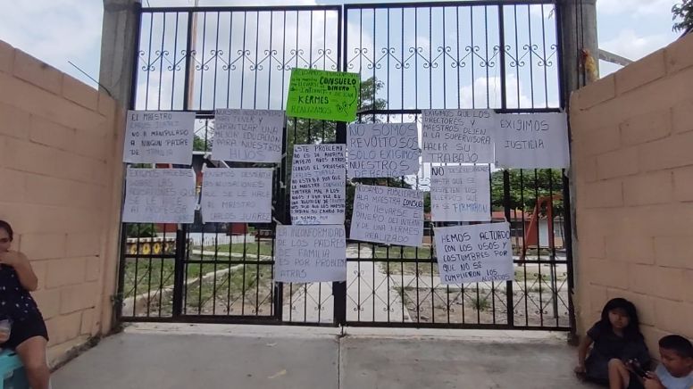 Desata conflicto nueva designación de director en escuela de Huejutla, mantienen cerrado el plantel