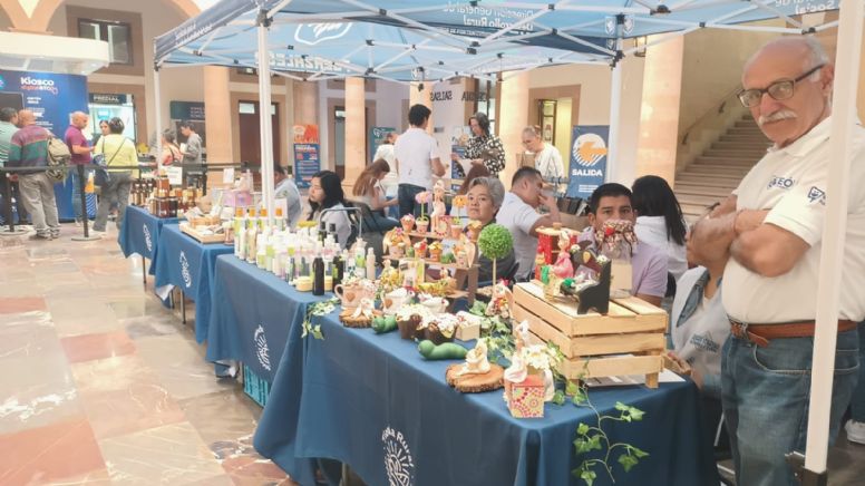 FOTOS: Ofrecen emprendedores sus productos en la Presidencia Municipal de León