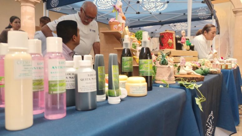 FOTOS: Ofrecen emprendedores sus productos en la Presidencia Municipal de León