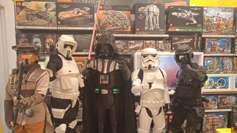 Fans celebran el Día de Star Wars en centro comercial de la ciudad