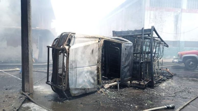 Persecución de camioneta cargada con gasolina robada termina en incendio y hay 3 muertos