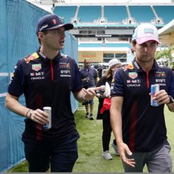 Sergio Pérez felicita a Max Verstappen por el triunfo: “Una victoria merecida para él”