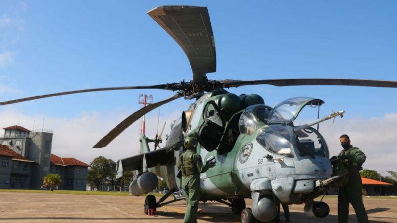 Greg Abbott, gobernador de Texas, lanzará helicópteros de guerra contra migrantes en frontera con México