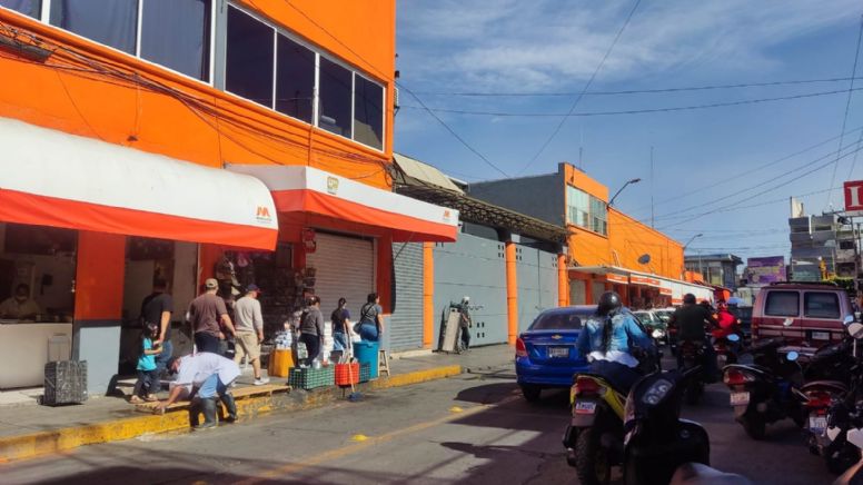 Gobierno de Moroleón pinta de naranja edificios públicos de la ciudad