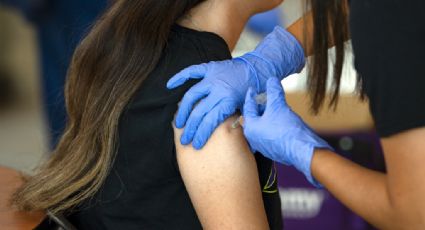 Estado espera plan federal de vacunación anual contra COVID