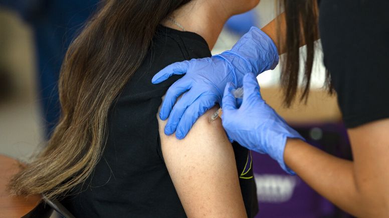 Estado espera plan federal de vacunación anual contra COVID