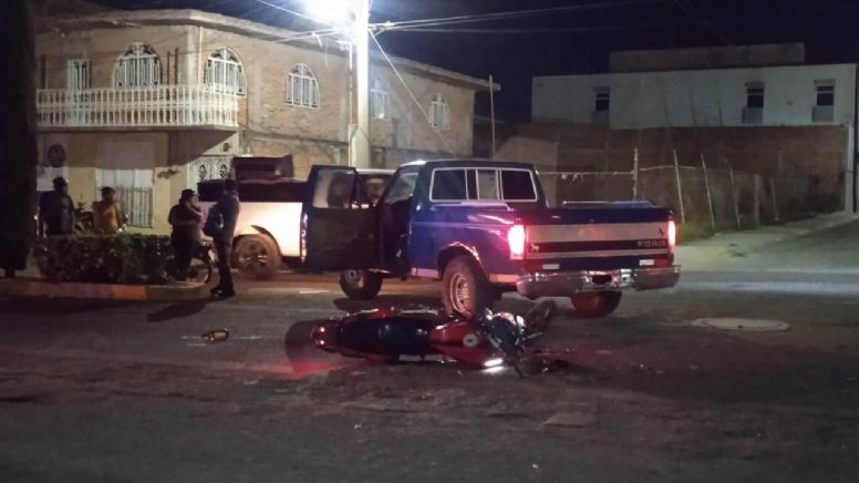 Motociclista choca contra una camioneta en Pénjamo, hay una menor lesionada