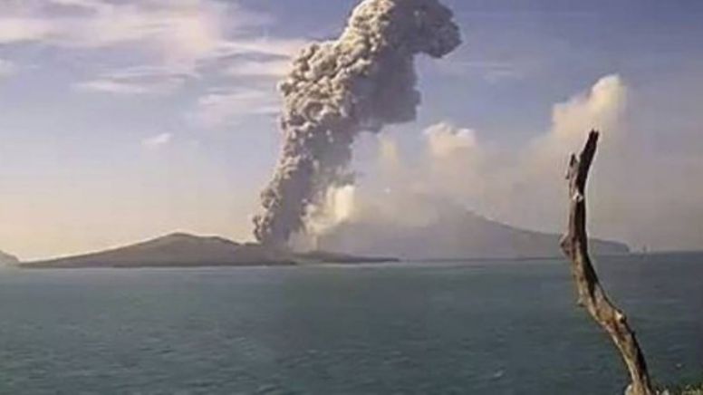Entra en erupción el volcán Anak Krakatau en Indonesia; lanza cenizas y lava al aire